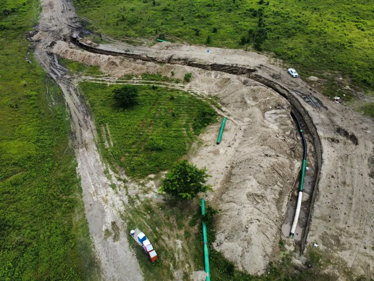 Vista aérea de zanja para tendido de tubería