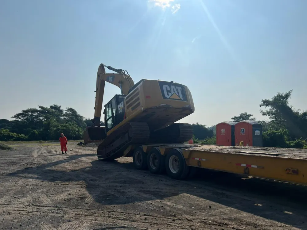 Transporte de maquinaria pesada de GR Cárdenas Construcciones